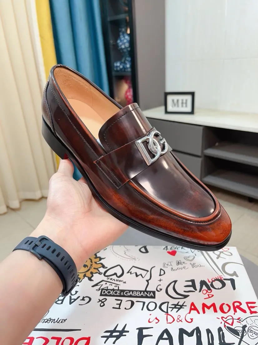 Men's shoes 💰540🌸🌸 [DG Dolce & Gabbana] High-end customized leather shoes. The upper is made of imported calf leather. Original hardware. I believe you will be impressed from the first time you see it. The avant-garde atmosphere can no longer fully interpret its elegance. AAA grade rubber outsole is super comfortable. The original cover last of the counter ensures its original version and quality. The upper is simple and the cowhide lining ensures its comfort and breathability. A pair of truly good shoes has its own unique soul, famous quality, and the first choice for successful people. Regular size 38-44 (45 customized)